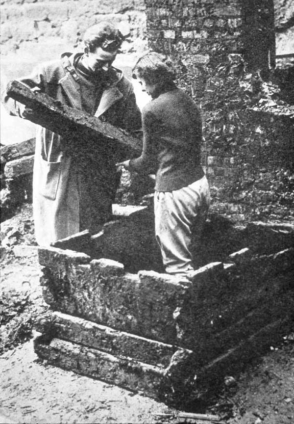 Audrey Baines and Noel Ivor Hume ressembling a Roman well