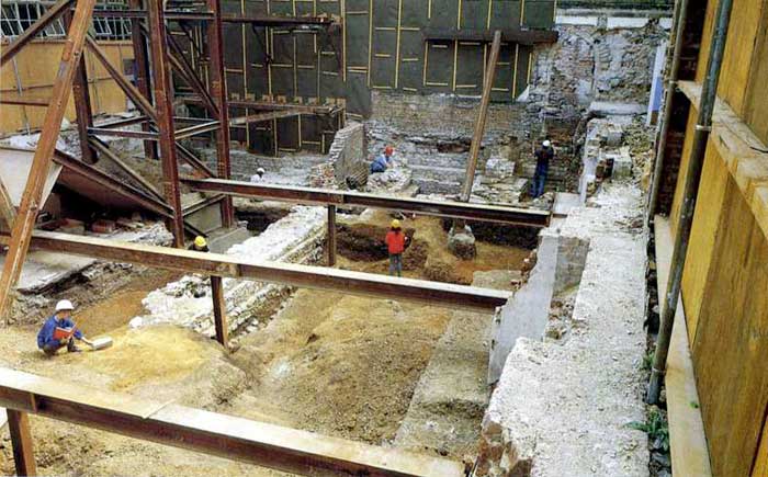 DUA Annual Review 1989. Caption: ‘Work underway in the main area of the excavation; the surviving elements of the northern wall of the Provincial’s Hall can be seen at the far end of the site’