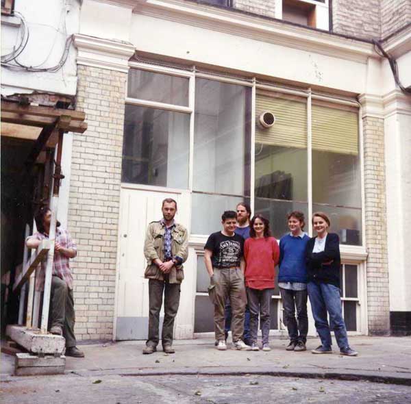 DUA, summer 1989 site team from Friar Street (FRI88) photographed by Rysz inside Wardrobe Court (where the site office was located). Left to right: Rysz (photographer), Bruce Watson (supervisor), Dave Lawrence, Martin Smith, Antonia Watkins, Tove Oliver (stone recording) and Stefania Bavastro.